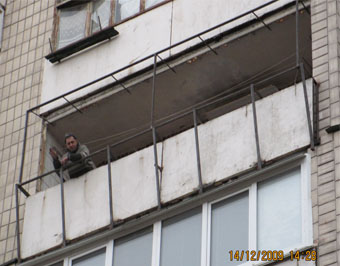 Фотографии сварочных работ по расширению и остеклению балкона
